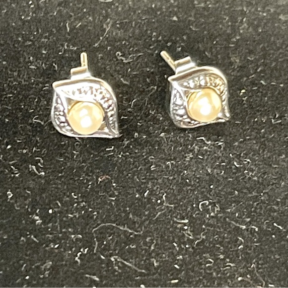 Avon Romantic Ensemble Silver Tone Faux  Pearl Stud Earrings - Picture 1 of 6